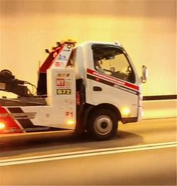 四驅特斯拉沒電，拖車救援竟需自備“輪滑”？車主直呼意想不到
